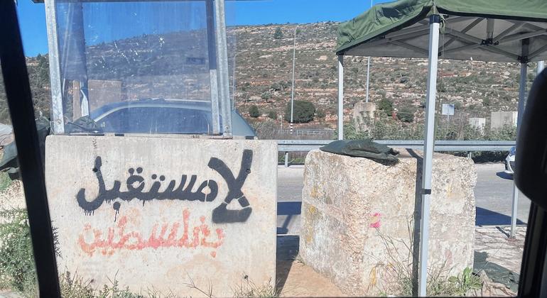 حاجز على الطريق يفصل مدخل رام الله عن شمال الضفة الغربية.